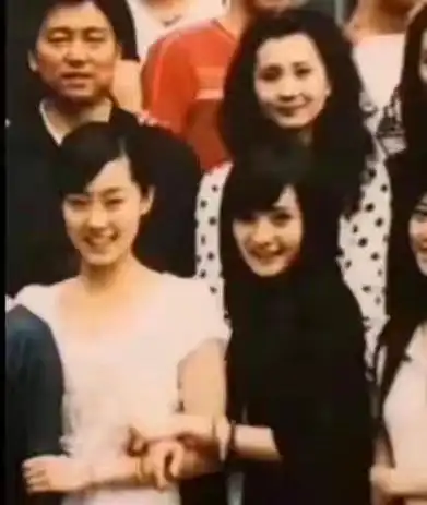 据悉,杨幂和张小斐是北京电影学院同班同学,还住过同一个宿舍,感情