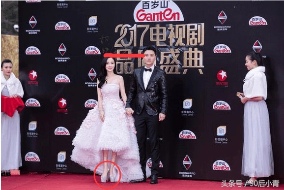 通过这张图实证李小璐身高不足155,却挡不住她穿衣显170