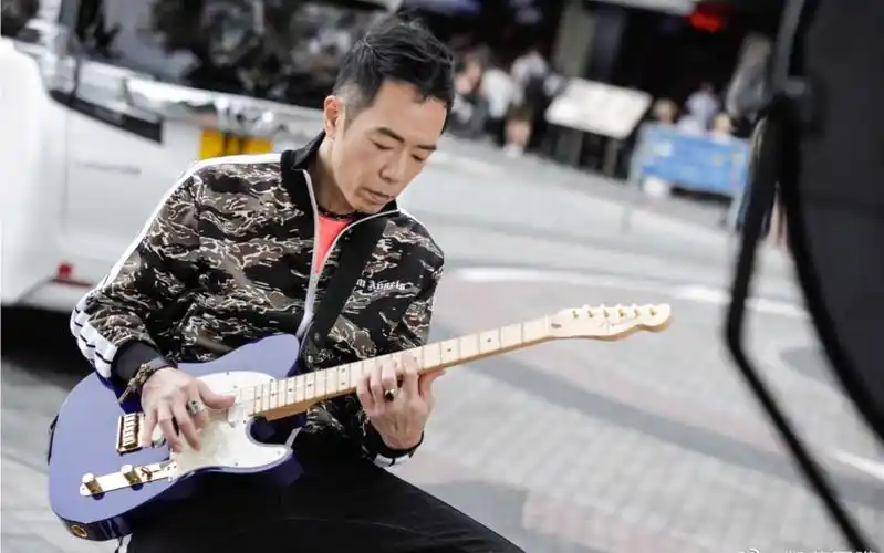 用黄贯中近期出镜率逐渐变高高的这把同款fendermb去弹灰色轨迹1991