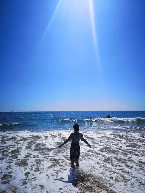 张开双臂拥抱大海,心情格外平静