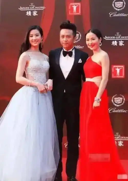 刘亦菲大胆尝试新造型,邓超尴尬的手无处安放 网友太拼啦!