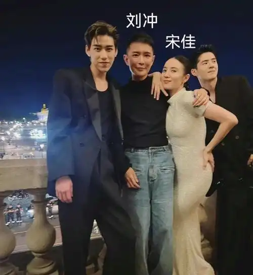 无惧老公吃醋?杨子姗和刘冲贴脸搂抱太亲密,宋佳与帅哥十指相扣