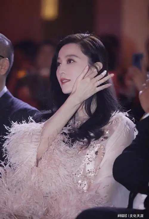 范冰冰72岁父亲引争议试图亲吻新娘未果颜值如返老还童