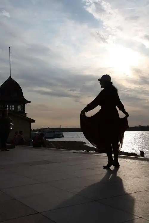 拍摄剪影人像 ,突出黑白色调.