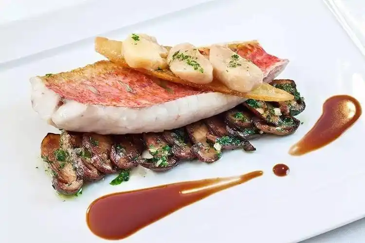 这家法国餐厅可不简单,米其林一星,二星,三星它都摘了个遍!