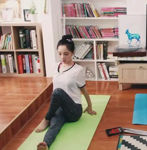 粉丝曝李小璐瑜伽健身照,身材凹凸有致,面部状态好似18岁__财经头条