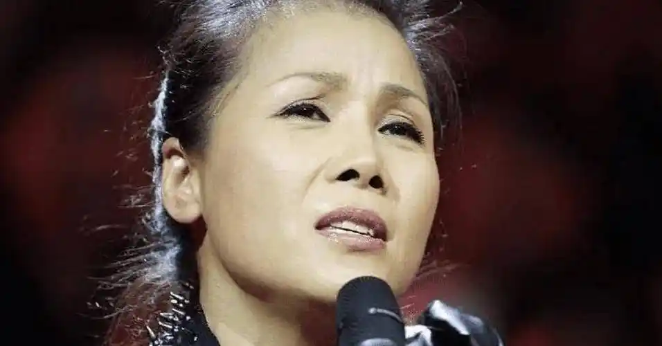 田震:一生倔强,当众怒摔话筒揭穿"潜规则",不和那英同台