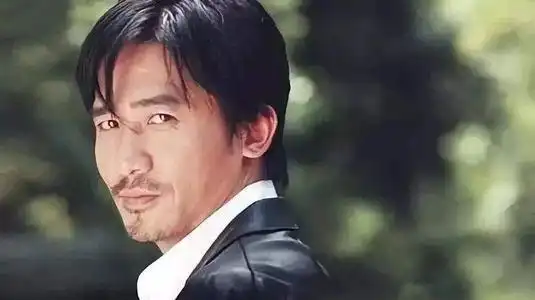 《无间道》大获成功,梁朝伟再次封神,背后却是刘德华的成人之美