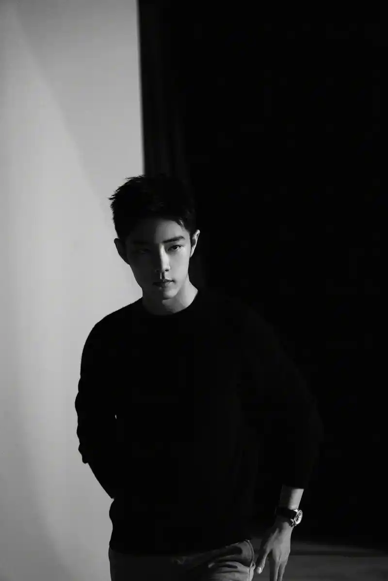 肖战:黑白色调帅照,侧脸更耐看