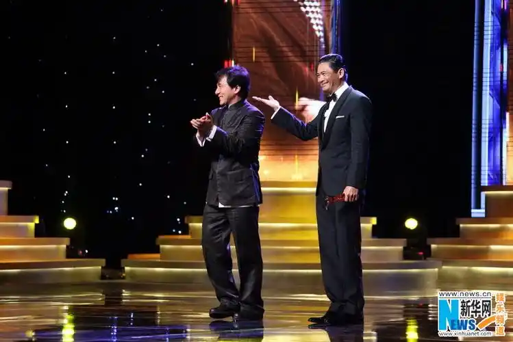 第15届上影节盛大开幕 成龙为发哥颁发杰出贡献奖(组图)