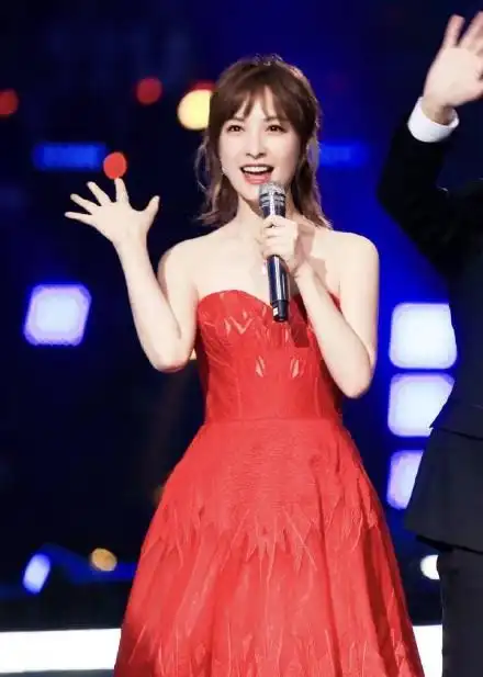 吴昕穿抹胸红裙主持湖南卫视元宵喜乐会,好身材实力碾压沈梦辰