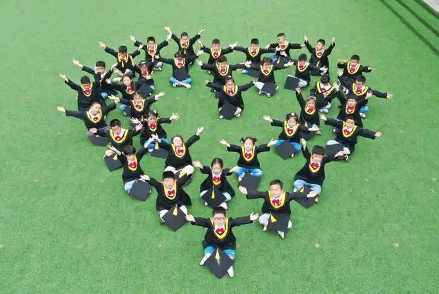 江苏睢宁 幼儿园拍毕业照 创意造型萌翻众人