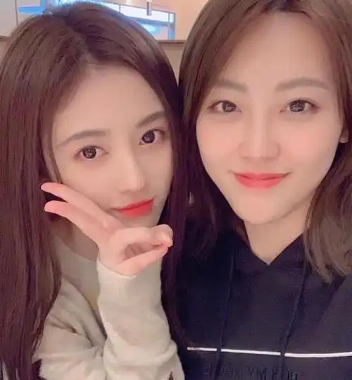 鞠婧祎与闺蜜聚会神仙颜值很惊艳明星与素人的差距太明显