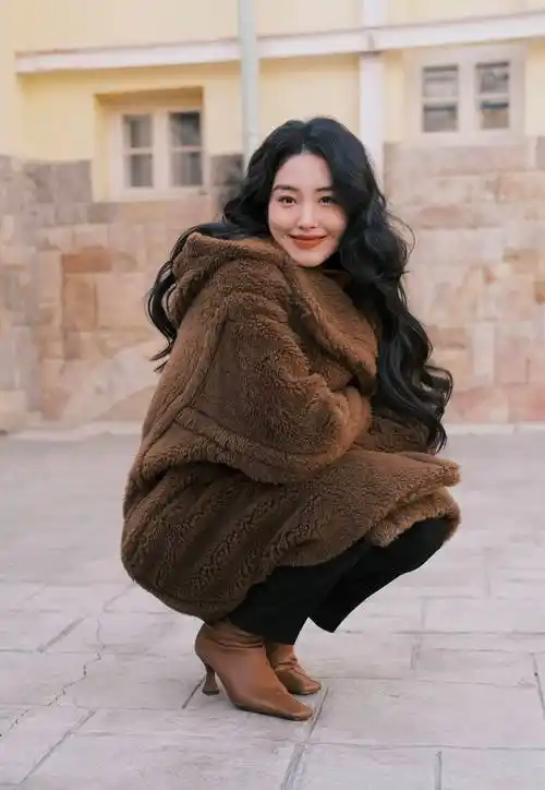 【杨采钰】可爱甜笑梨涡出镜,穿棕色毛绒大衣温暖又时尚_照片_魅力