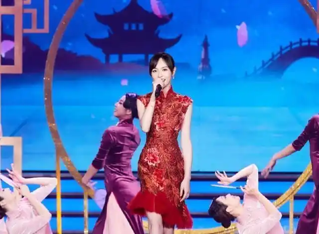 唐嫣身穿红色旗袍现身歌唱回眸一笑惊艳了众人太美了