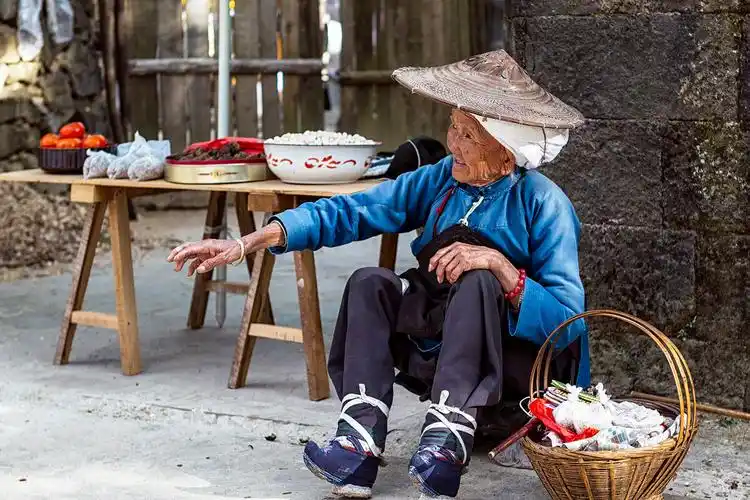 小脚老太太 2011年11月5日,云南省保山市腾冲市固东镇银杏村.