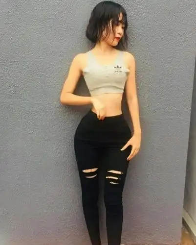 全球腰最细的女孩ins照片曝光,沙漏形身材,最后一张暴露身高_手机搜狐