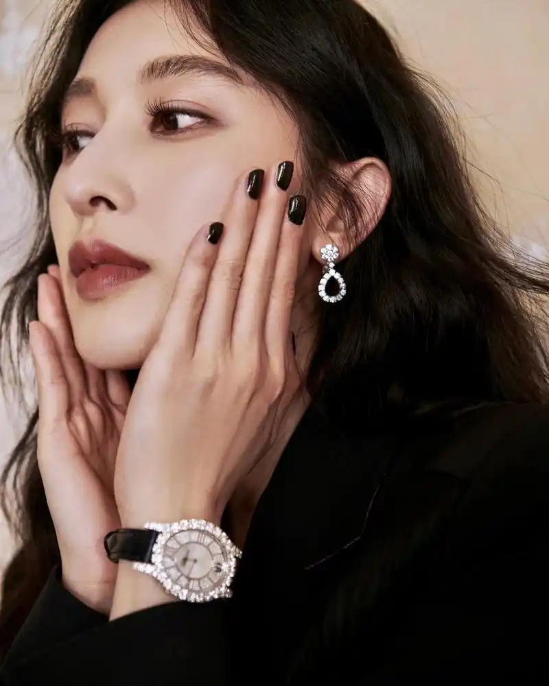 张俪,深v西装流苏白裙,刚柔并济,又美又飒.