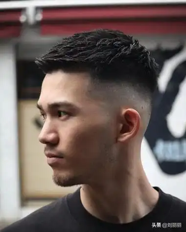 首页>生活百科>"飞机头"是一种超帅的发型,其特点是头顶部分留长,而