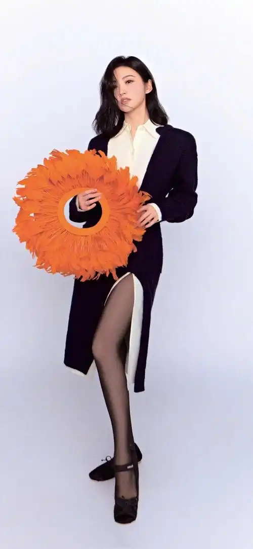 2021年,景甜与张彬彬搭档的奇幻剧《司藤》开播,饰演女主角司藤,外表