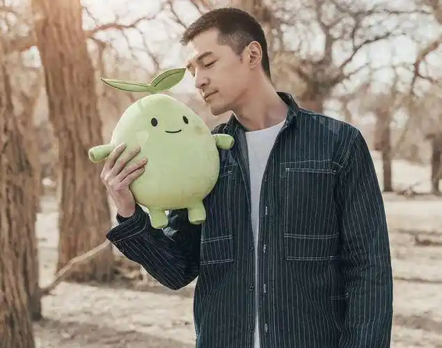 胡歌才是"寸头男神",驼色外套搭配寸头发型,38岁帅气不减