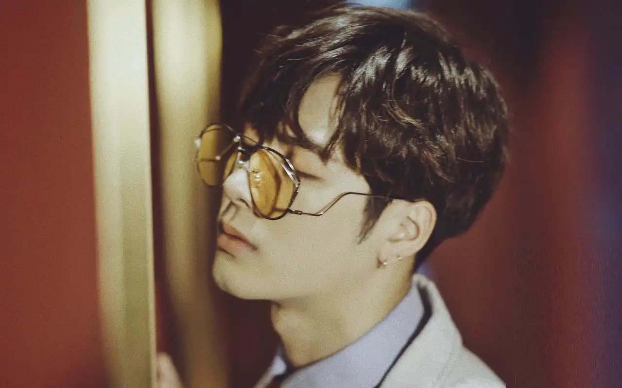 首页 桌面壁纸 王嘉尔帅气杂志时尚写真图片壁纸上一张下一张查看原图