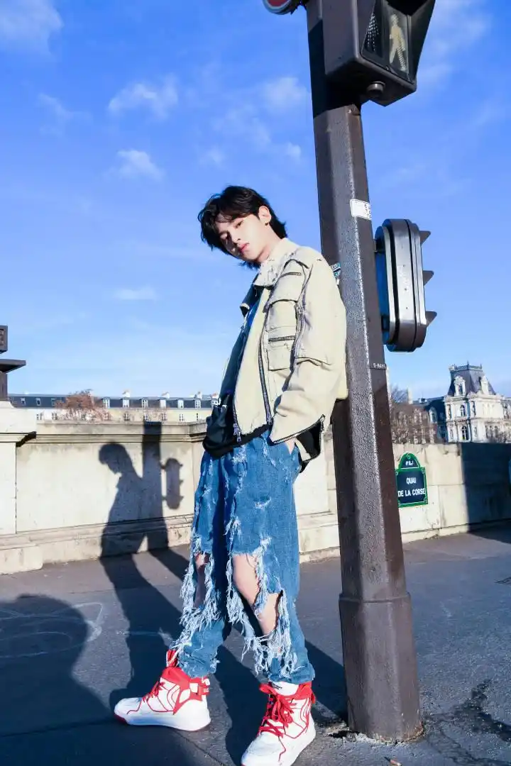 黄明昊巴黎街拍,破洞牛仔裤可圈可点,暴走风格不得不佩服