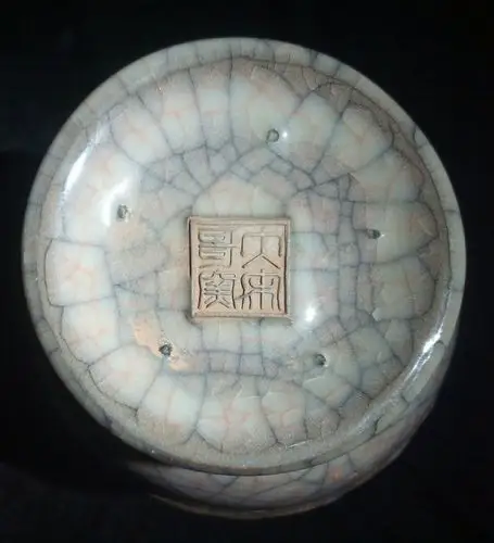 宋代哥窑双耳瓶,存世不过百余件.