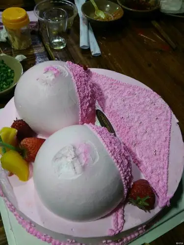 > 牛叉的生日蛋糕,骚熊生日快乐