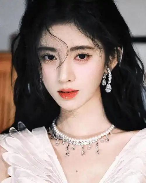 鞠婧祎妆容又出圈,蓝色发箍惹人注目