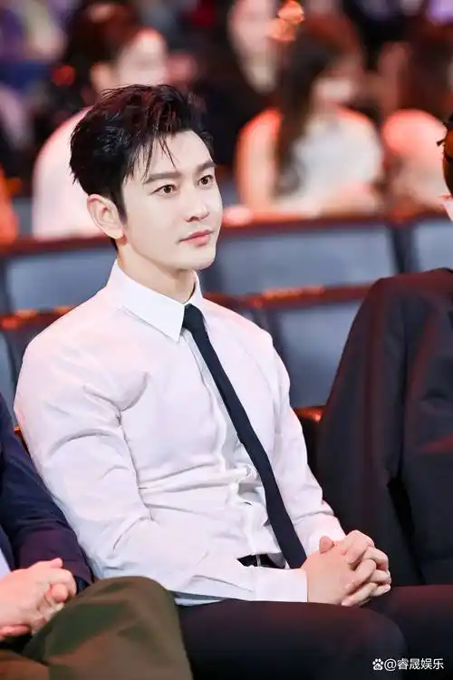 众所周知,黄晓明是娱乐圈演员资历相当资深的老演员,简历上的作品更是