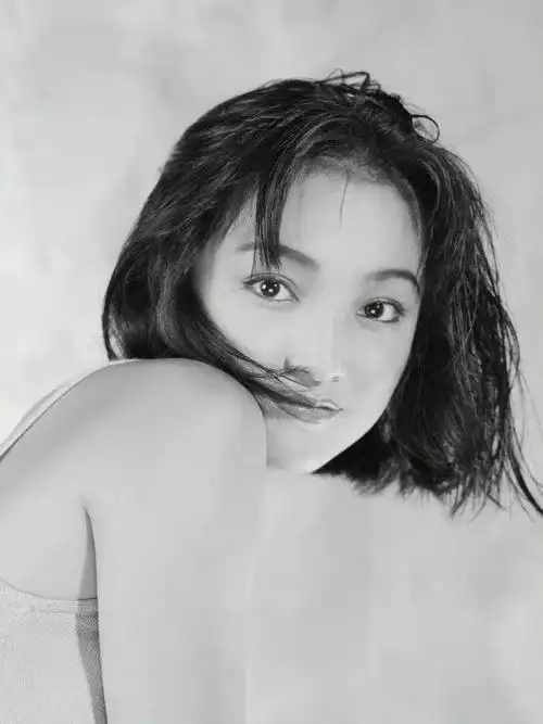 周迅19岁旧照美到我了!穿挂脖裙配短发变身小狐狸,颜值圈内少有