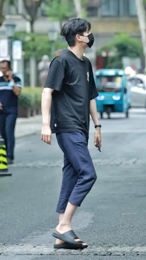 的我恋爱吧#叶大主编上班了叶晗哥哥的脚趾头有点过分可爱@胡一天啊