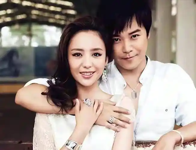 原创原创44岁陈思诚携23岁女友回京女朋友长得像佟丽娅却被网友调侃