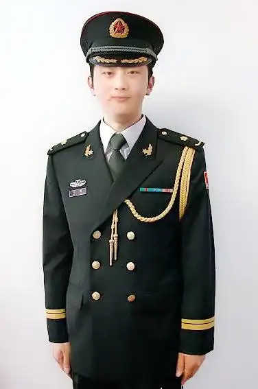 求大神把这俩张照片p成穿军装的样子可以吗?