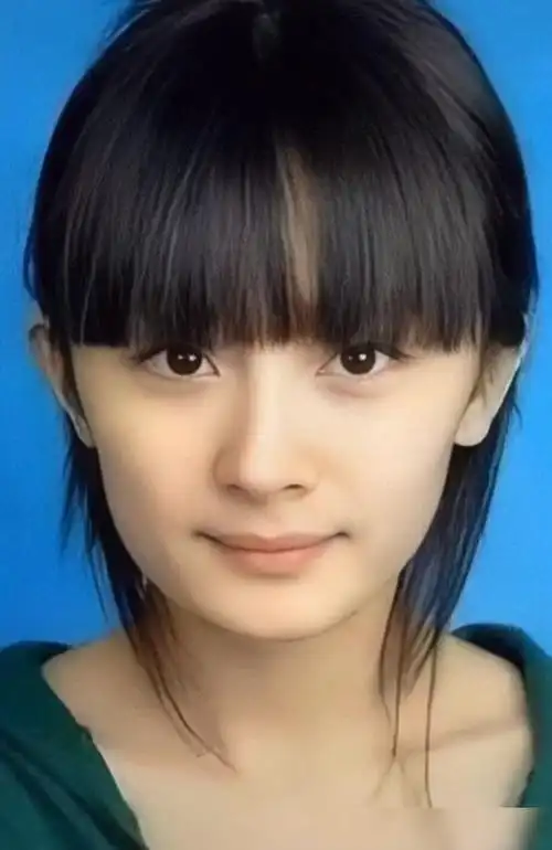 杨幂十年前写真被疯传脸型与现在差距大网友不是瘦能做到的