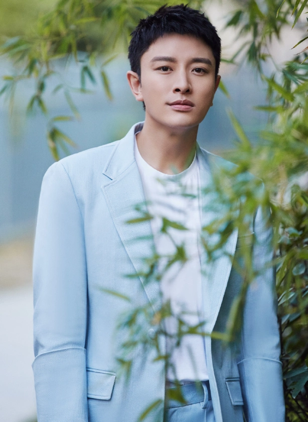 贾乃亮近照变化大,离婚后重穿西装,昔日阳光模样消失不见了