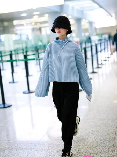 周冬雨机场带个帽子扮演小台灯,穿条直筒裤腿长一米八!