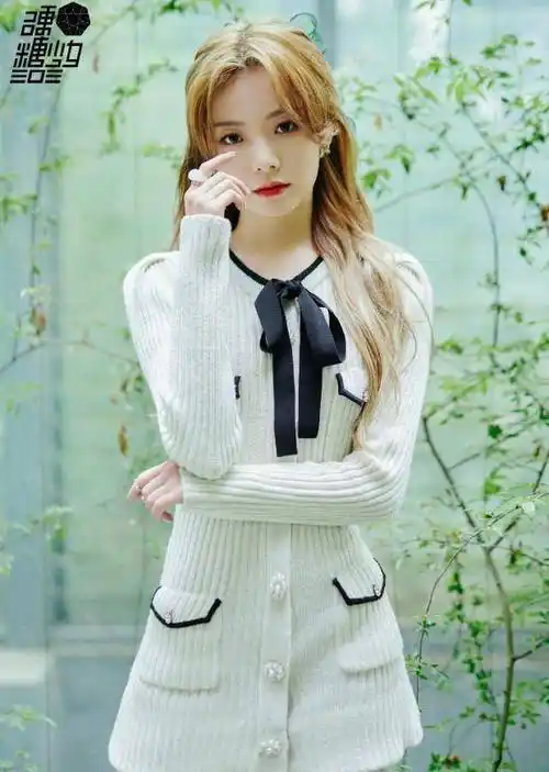 原本陈卓璇就是女团成员身份出道,在2016年就曾加入女子演唱组合超级