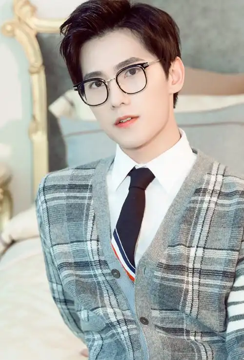 杨洋眼镜素颜自拍#杨洋八月的最后一条微博,戴着眼镜的素颜怼脸着拍