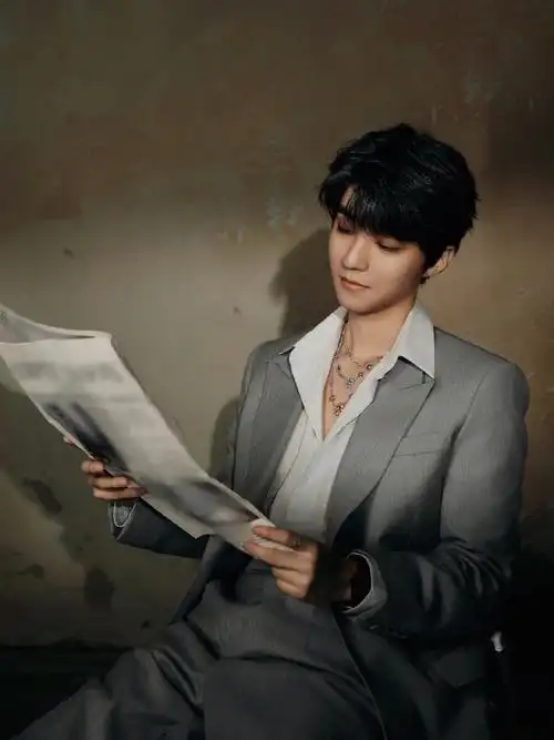 王俊凯 少年霸总版 王俊凯的这身灰色西装造型好迷人啊