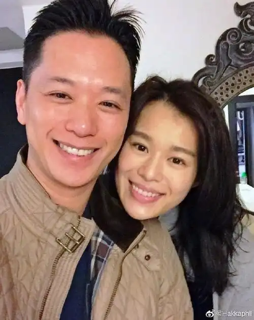 胡杏儿老公晒与妻子七年前合照甜喊对方李太
