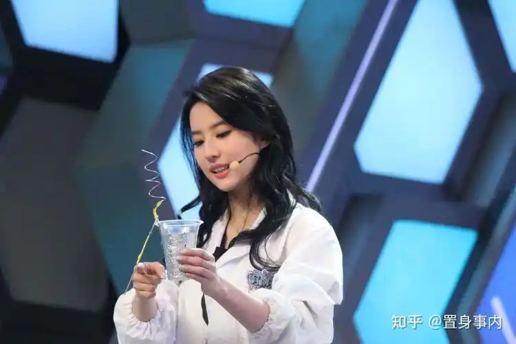 和胡歌一样,刘亦菲出道后曾上过几次综艺,都是为了宣传自己的影视作品