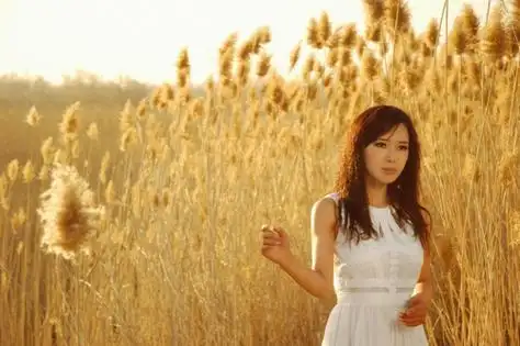 云朵变身牧羊女 不畏寒冷风中起舞