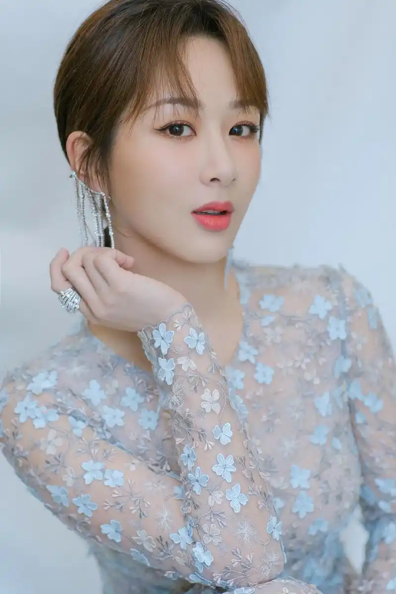 杨紫甜美礼服性感写真图片