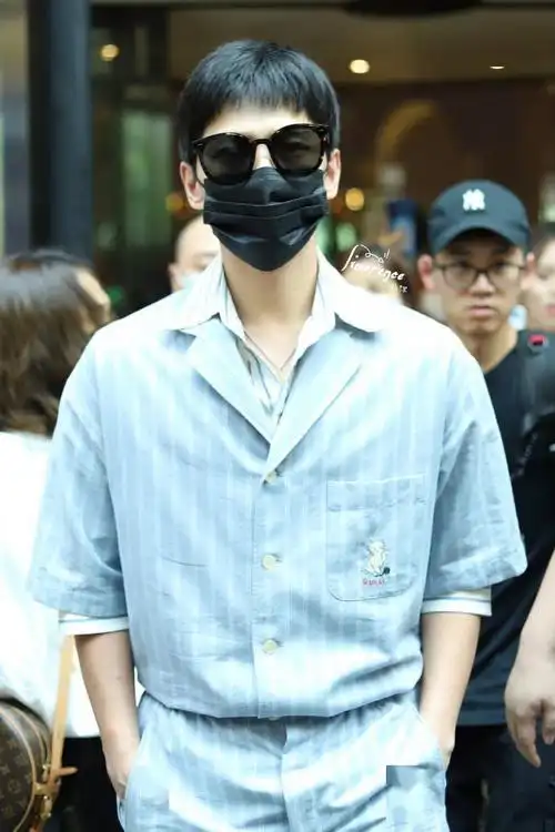 杨洋深圳飞上海出发 墨镜一戴谁都不爱的条纹装少年