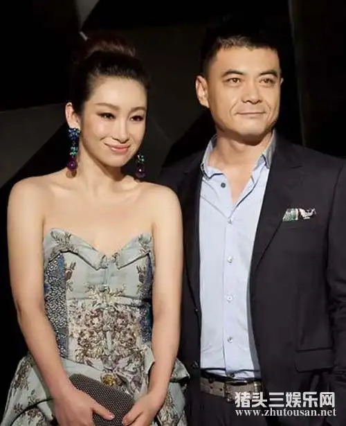 王新军现任妻子是秦海璐,2012年王新军和秦海璐因剧生情,2014他们低调