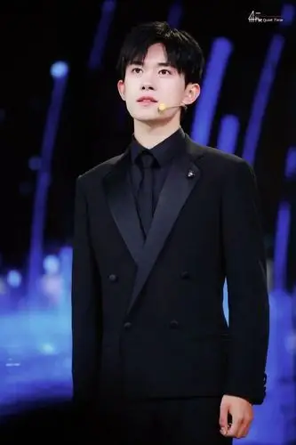 易烊千玺壁纸好看到炸裂啊这是什么神仙颜值太美了