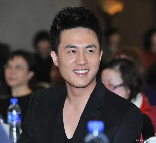 标题:杜淳跳舞像打拳,金星直呼"受不了",伍嘉成却大赞"太炸了"正文:在