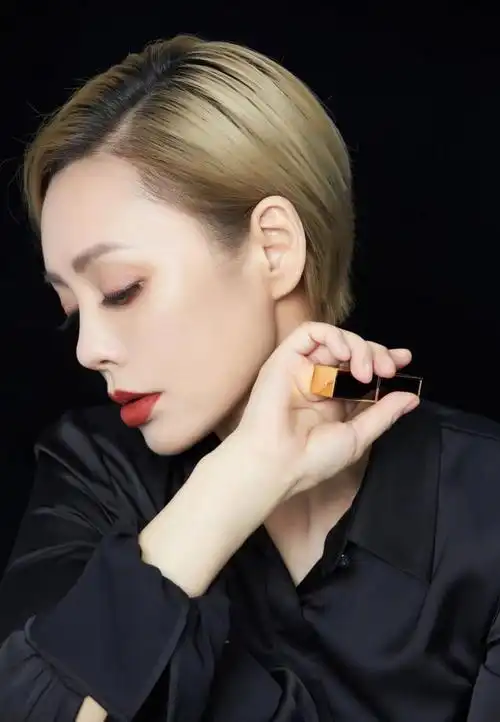 宁静肉眼可见瘦下来了五官变得立体了驾驭各种唇色不在话下